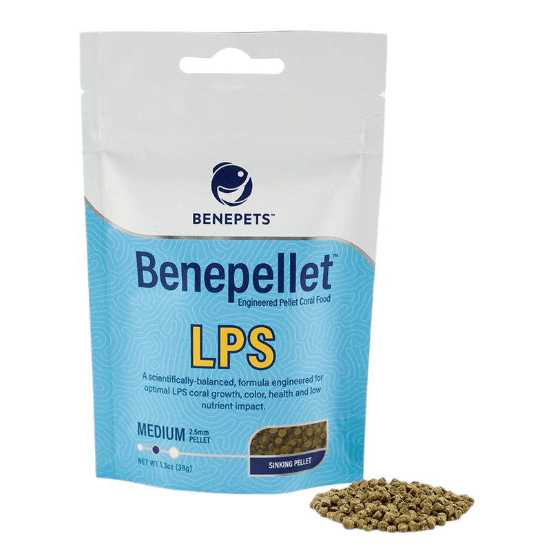 A pouch in blue and white with a prominent Benepets logo contains Benepellet LPS – Medium 2.5mm coral food, weighing 38g. Next to it on the right, a small pile of the medium sinking pellets is showcased.